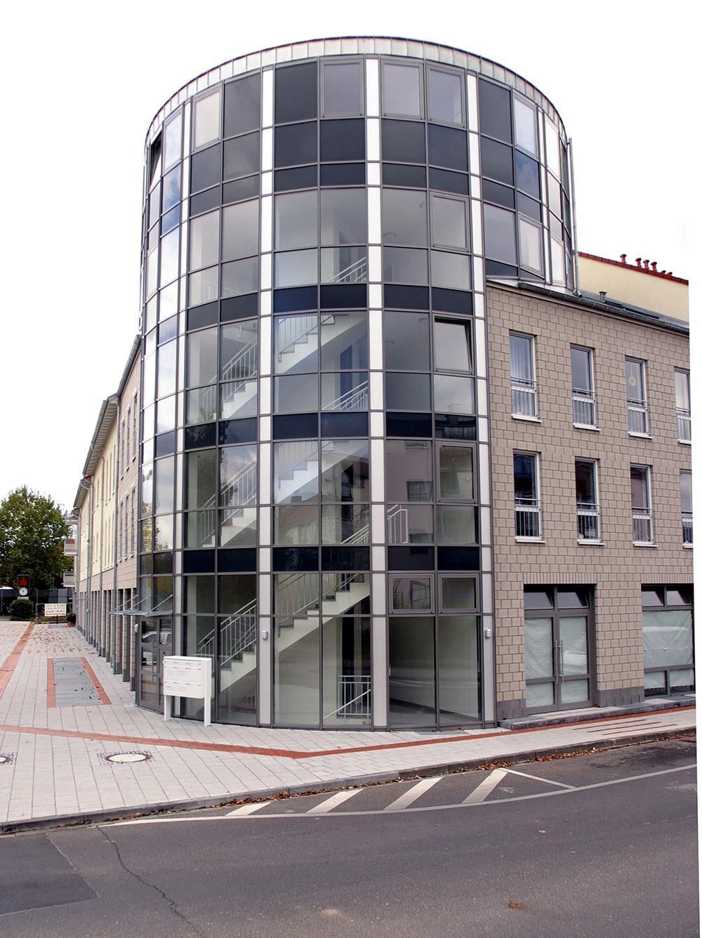 Ein Gebäude mit vielen Fenstern und Treppen