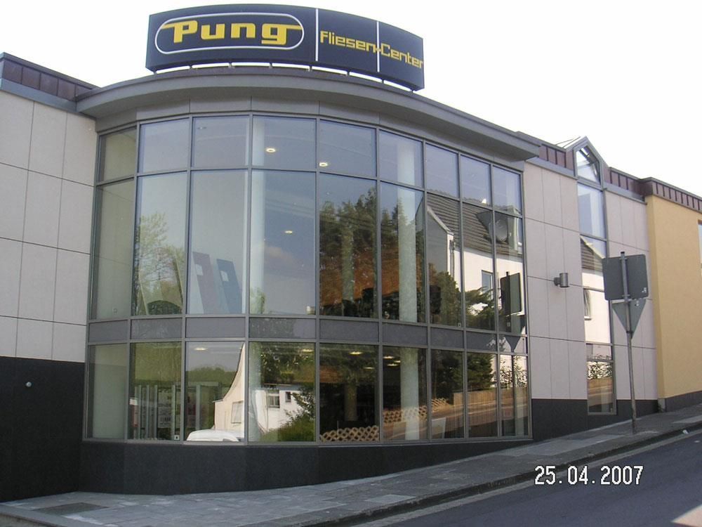 Ein Gebäude mit einem Pung-Schild darauf