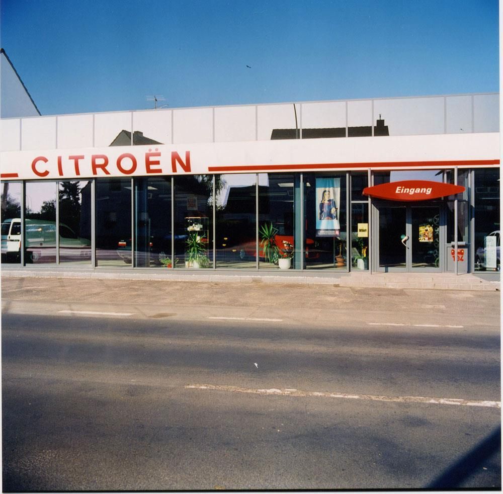 Ein weißes Gebäude mit dem Wort Citroen darauf