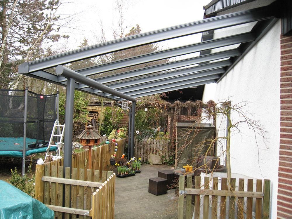 Ein Hinterhof mit einem Trampolin und einem Holzzaun