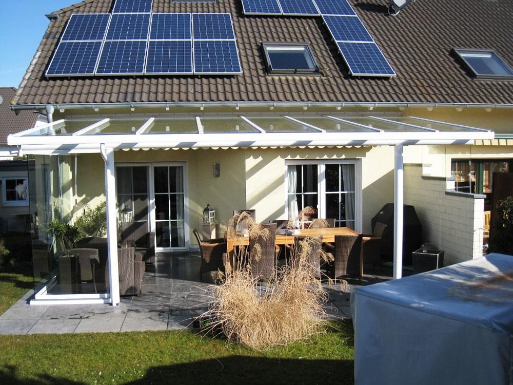 Ein Haus mit Sonnenkollektoren auf dem Dach