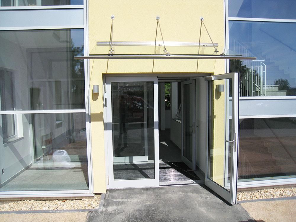 Ein gelbes Gebäude mit einer Glasschiebetür