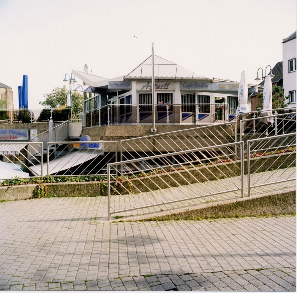Ein Gebäude mit einer Treppe, die hinaufführt, und einem Zaun darum