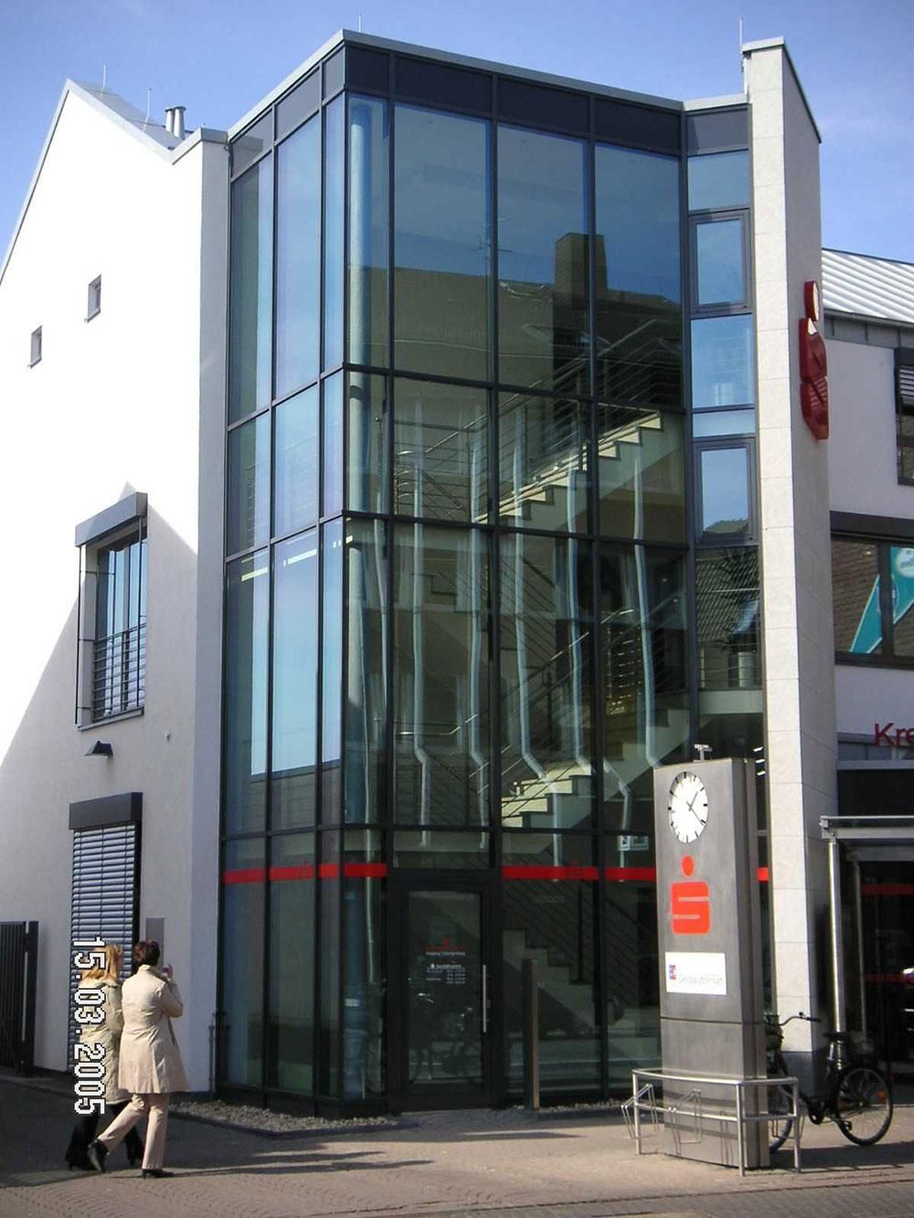 Ein Gebäude mit einer Uhr an der Seite