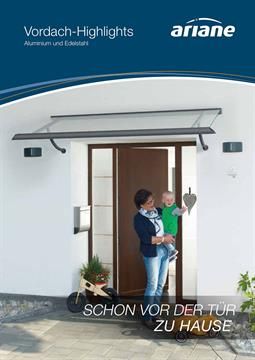 Eine Frau hält ein Baby vor einer Tür.