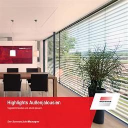 Eine Broschüre für ein Esszimmer mit Tisch und Stühlen und Jalousien an den Fenstern.