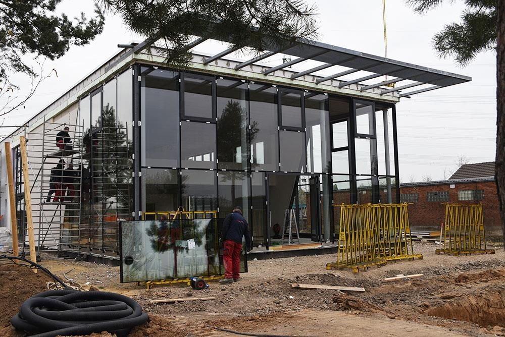 Ein im Bau befindliches Gebäude mit vielen Fenstern