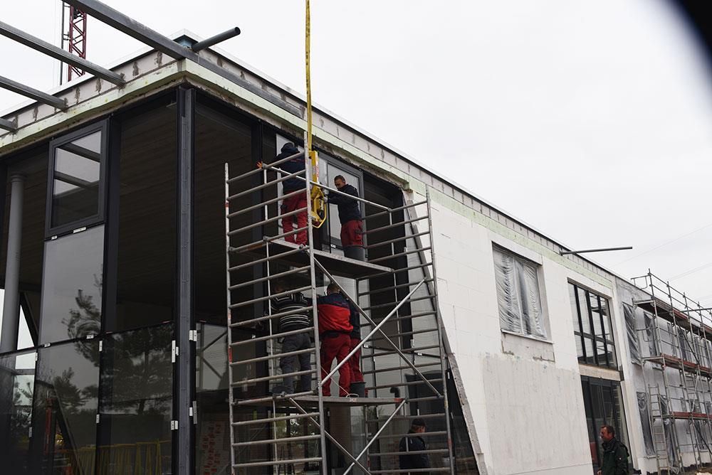 Ein Kran wird zum Anheben eines großen Gebäudes verwendet