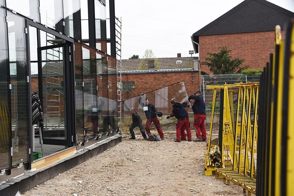 Eine Gruppe von Bauarbeitern arbeitet an einem Gebäude