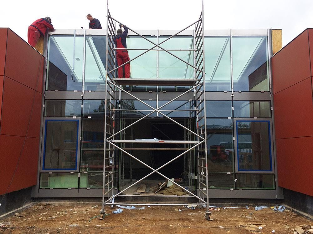 Ein im Bau befindliches Gebäude mit einem Gerüst davor
