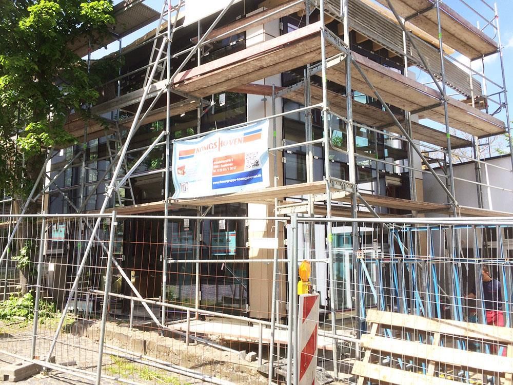 Ein im Bau befindliches Gebäude mit Gerüst darum herum