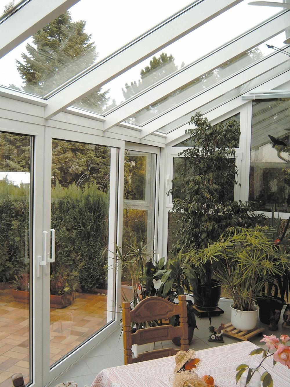 Ein Gewächshaus mit vielen Fenstern und Pflanzen