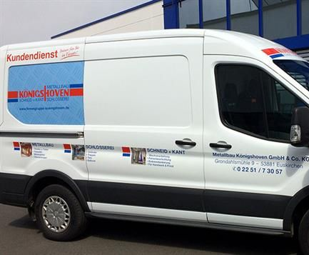 Ein Mann steht vor einem weißen Lieferwagen mit der Aufschrift „Kundedienst“