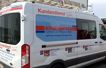 Ein weißer Lieferwagen steht am Straßenrand.