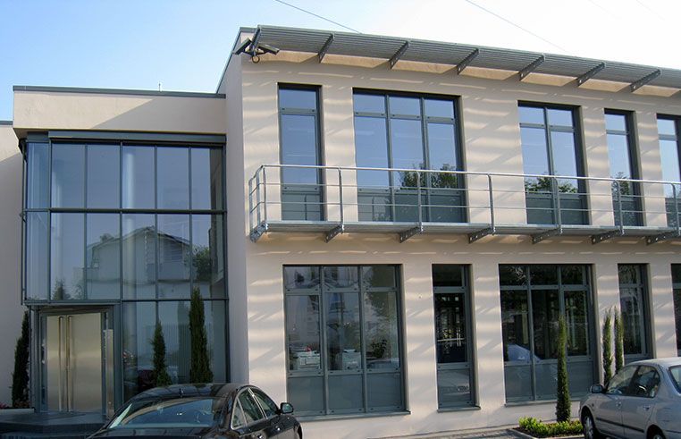 Ein Gebäude mit Balkon und vielen Fenstern