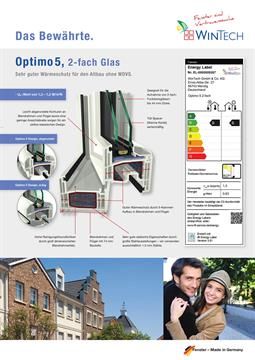 Ein Mann und eine Frau umarmen sich vor einem Gebäude.