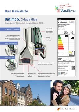Ein Mann und eine Frau umarmen sich vor einem Gebäude.