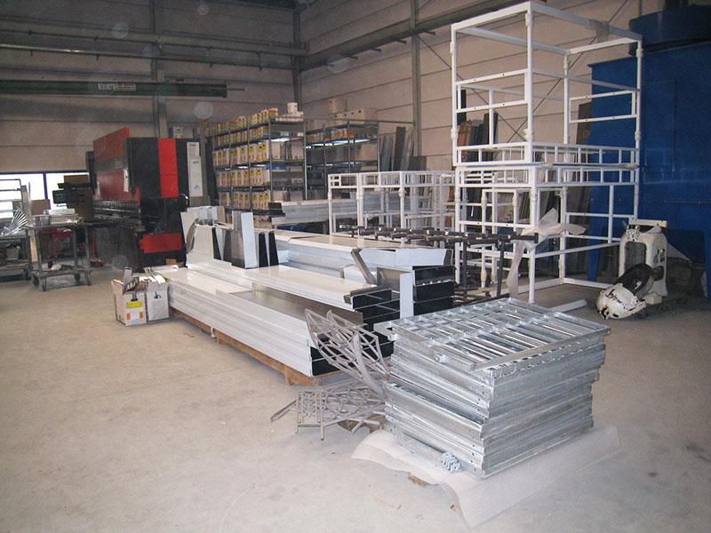 Ein Lager mit vielen Metallteilen