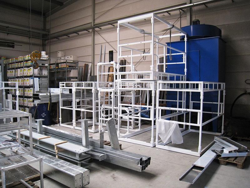 Ein Lagerhaus mit einem blauen Container in der Mitte