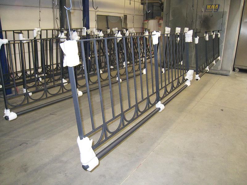 Eine Reihe von Metallzäunen sind mit weißem Klebeband umwickelt