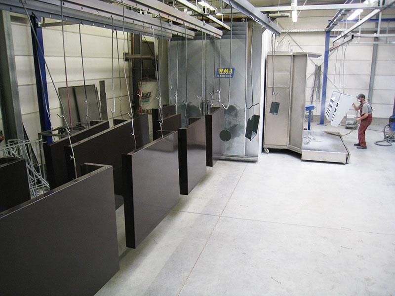 Ein Mann steht in einem Raum mit einer Maschine, auf der CMA steht