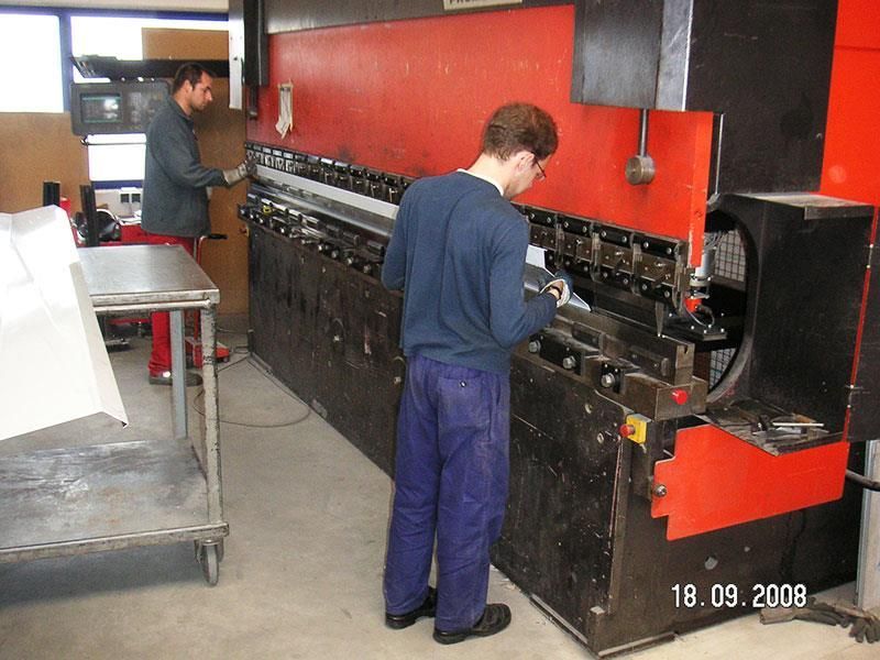 Zwei Männer arbeiten an einer Maschine, aufgenommen am 10.09.2008