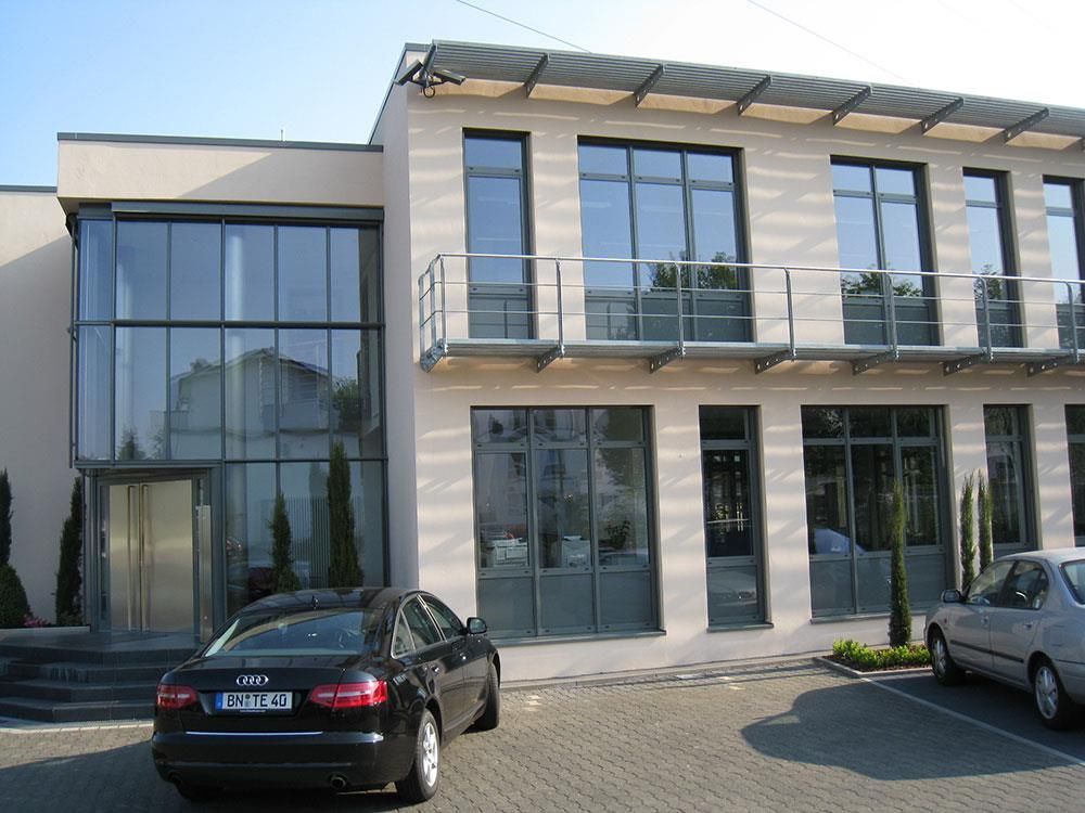 Ein schwarzer BMW steht vor einem Gebäude