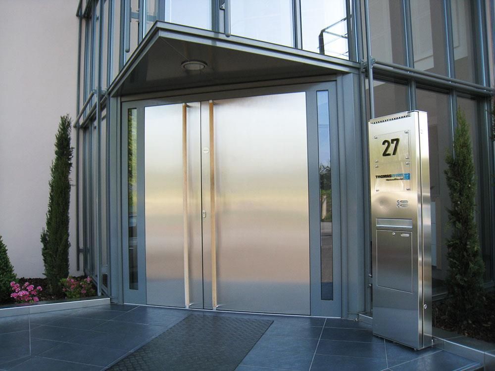 Eine Edelstahltür mit der Nummer 27 darauf