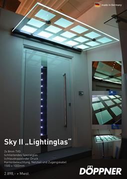 Ein Bild einer Tür mit einem Vordach und Lichtern darauf.