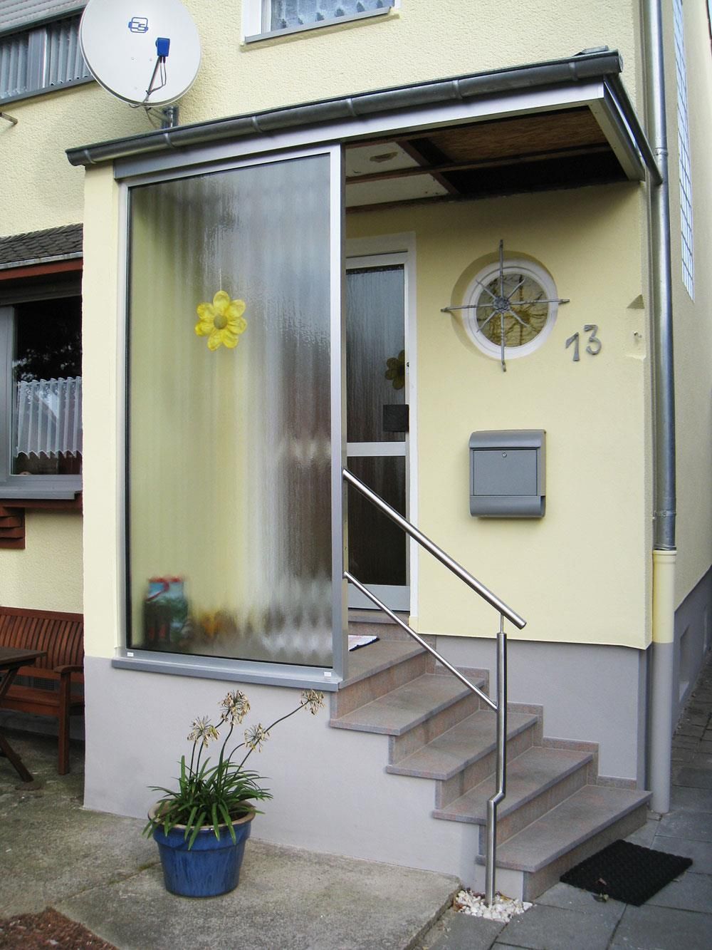 Ein gelbes Haus mit der Nummer 13 darauf