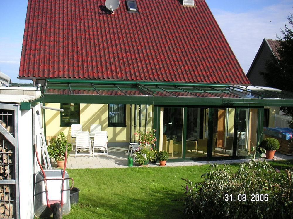 Ein Bild von einem Haus mit rotem Dach wurde 2006 aufgenommen