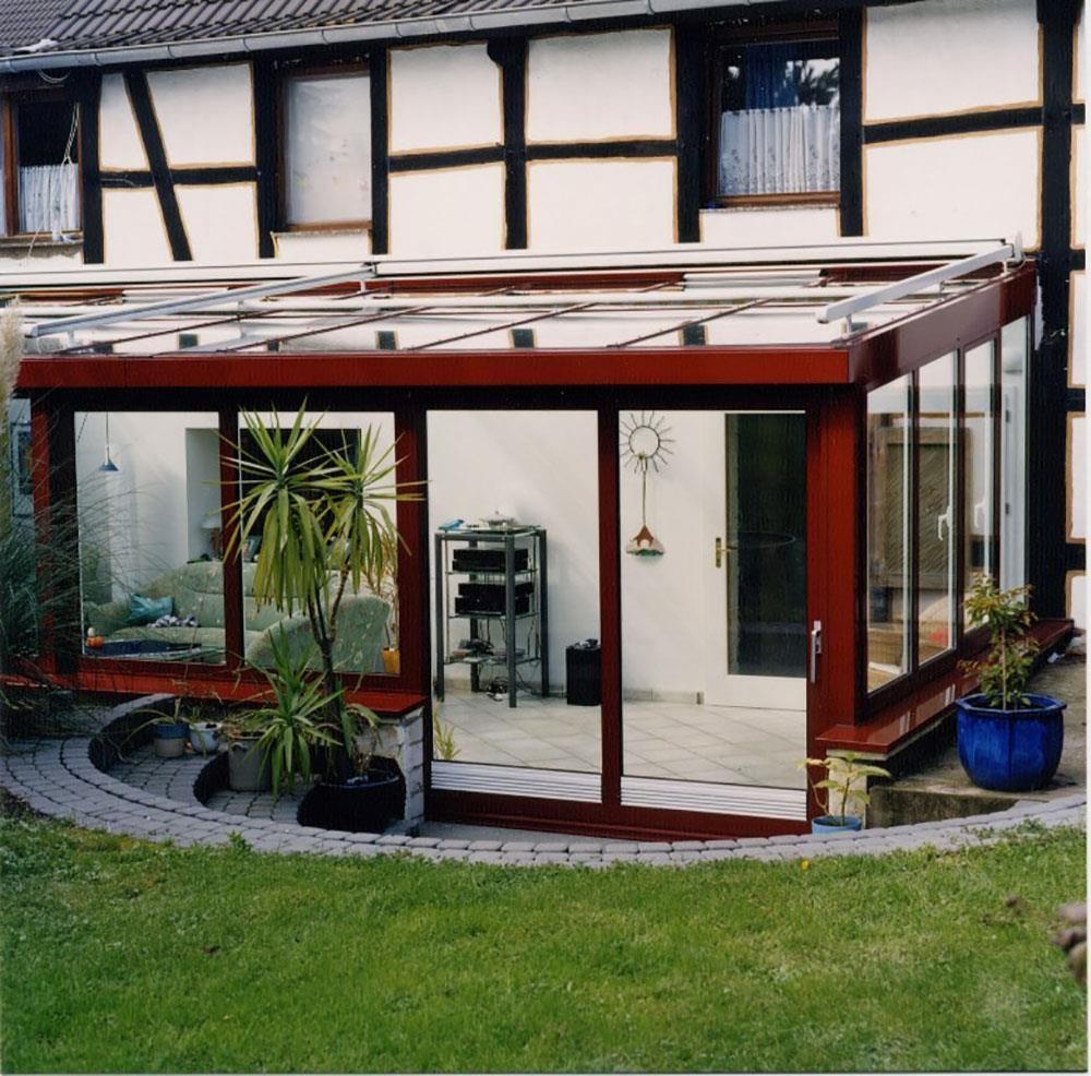 Ein Haus mit einer Uhr an der Seite