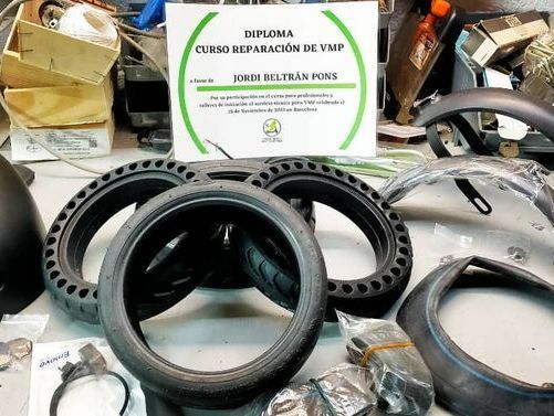 Un montón de neumáticos están encima de una mesa.