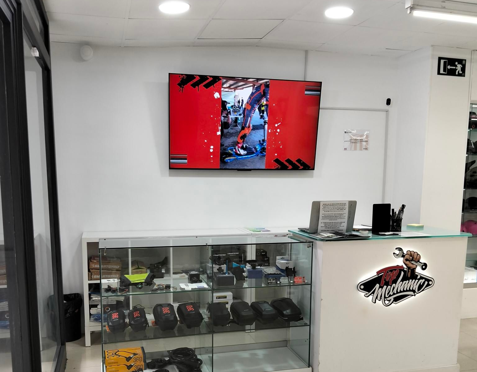 Un montón de neumáticos están encima de una mesa.