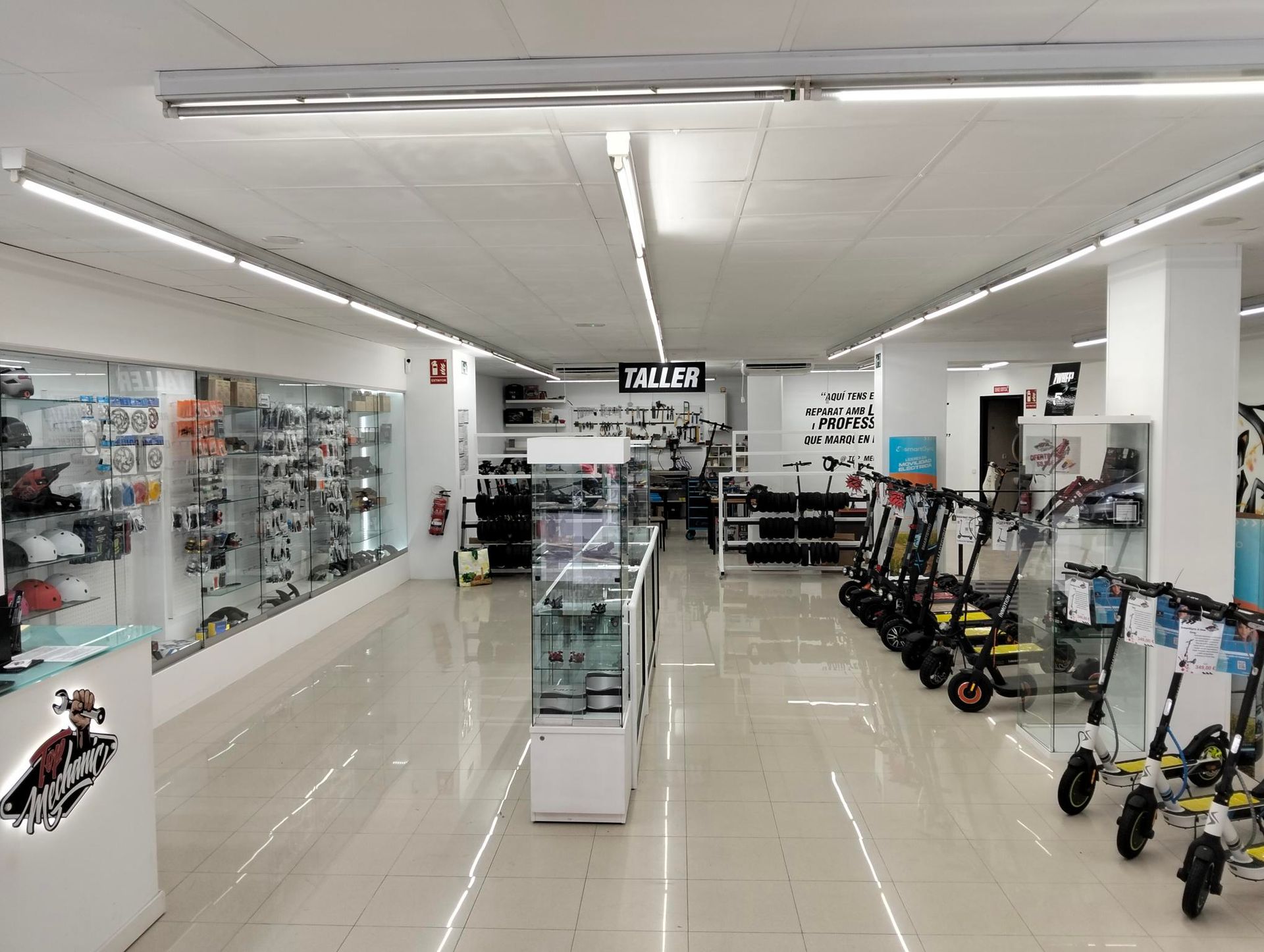 Un scooter está sentado sobre una mesa en un taller.