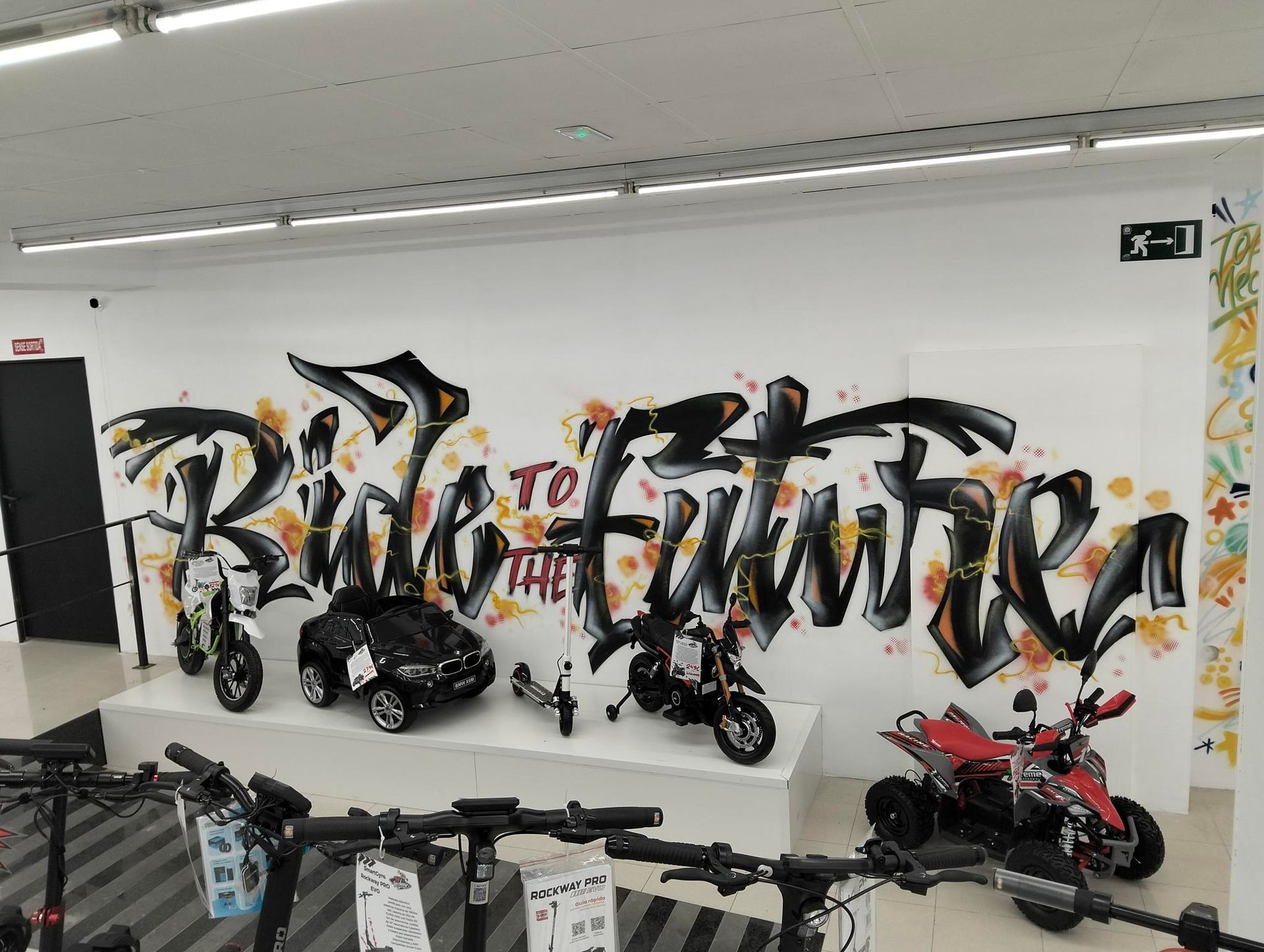 Una vitrina llena de muchos artículos, incluidos cascos.