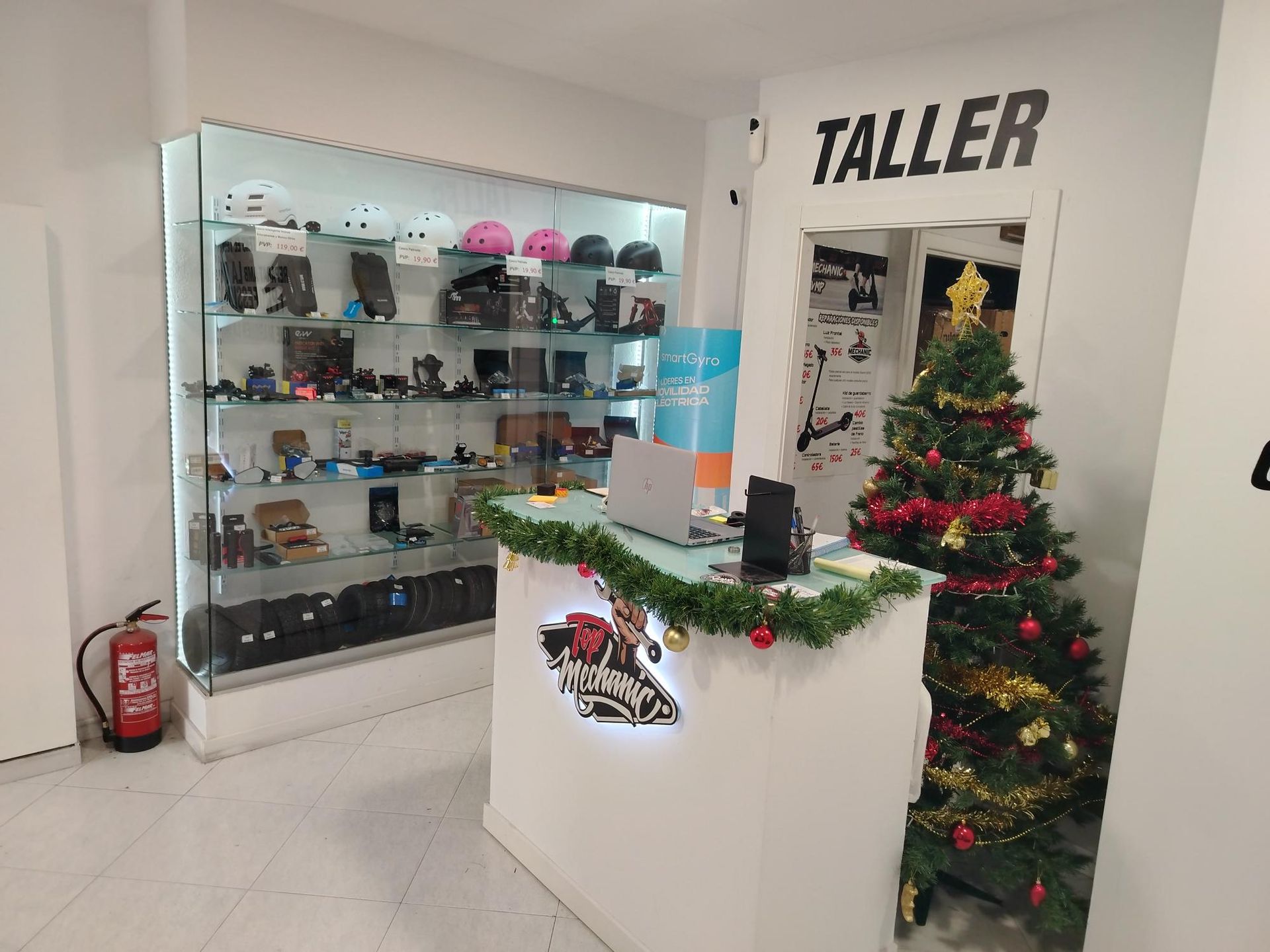 Hay un árbol de Navidad en el medio de la habitación.