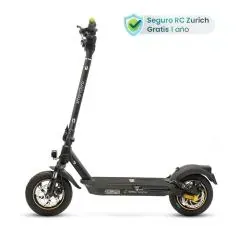 Un scooter eléctrico negro sobre un fondo blanco.