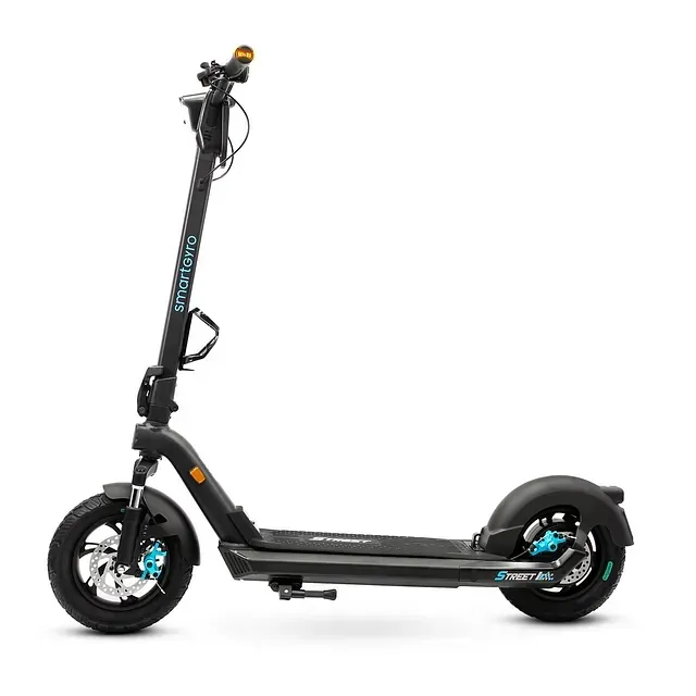 Un scooter eléctrico negro está sentado sobre una superficie blanca.