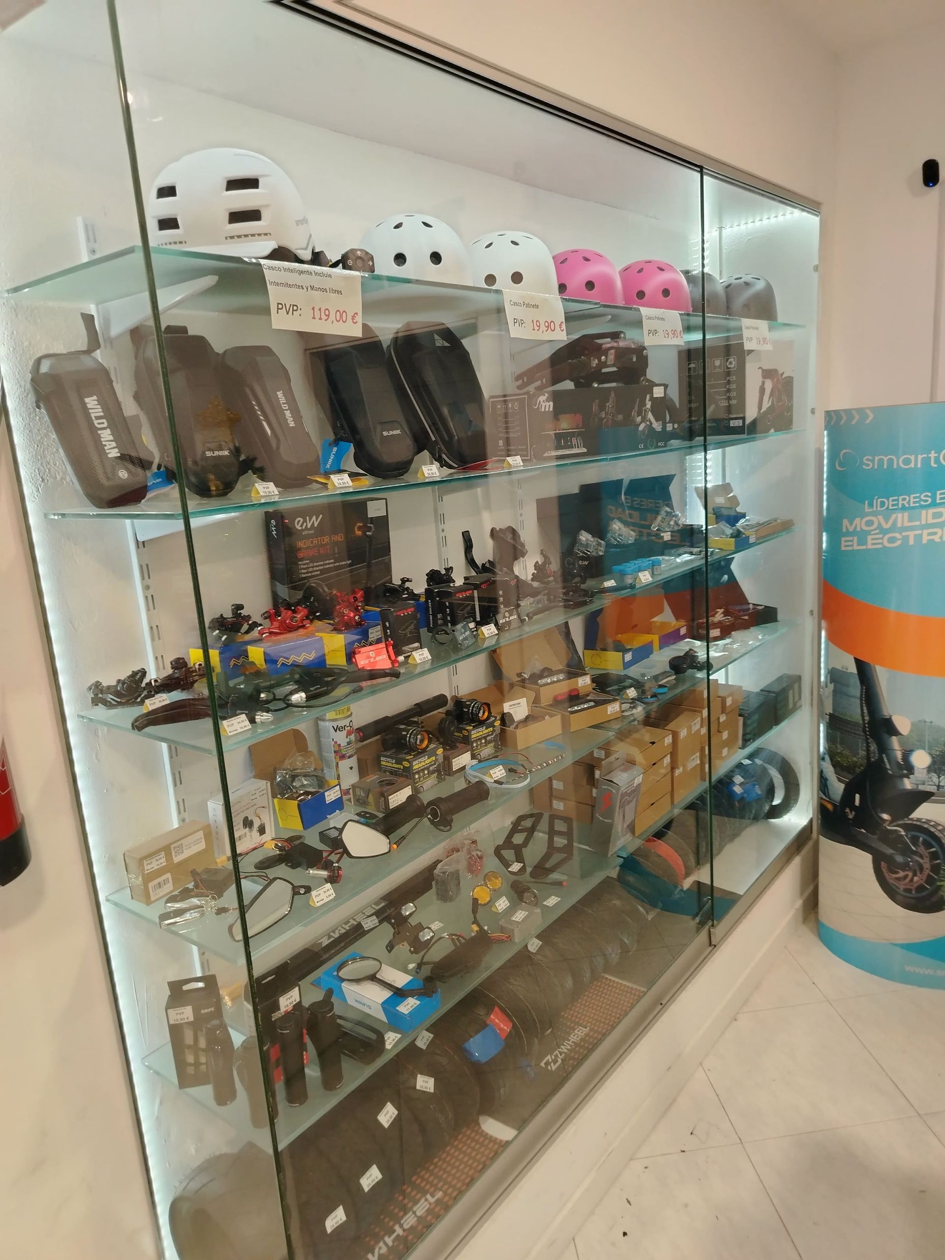 Una vitrina llena de muchos artículos, incluidos cascos.