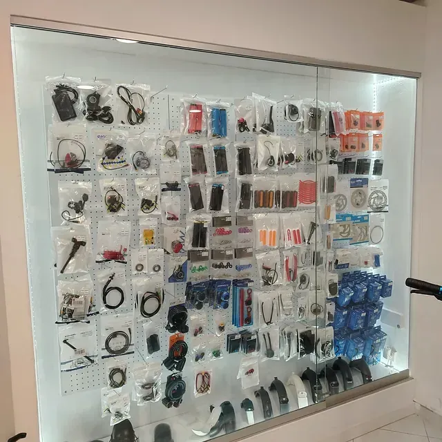 Una vitrina llena de muchos tipos diferentes de productos electrónicos.