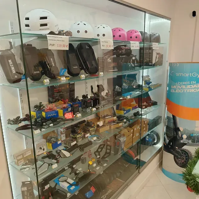 Una vitrina llena de una variedad de scooters y cascos.