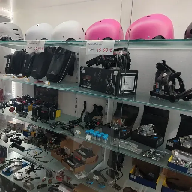 Una exhibición de cascos y guantes en una tienda