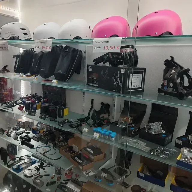 Un estante de tienda lleno de muchos artículos, incluidos cascos.