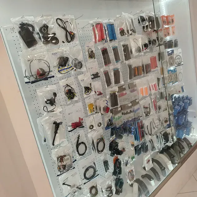 Una vitrina llena de una variedad de accesorios para teléfonos móviles.
