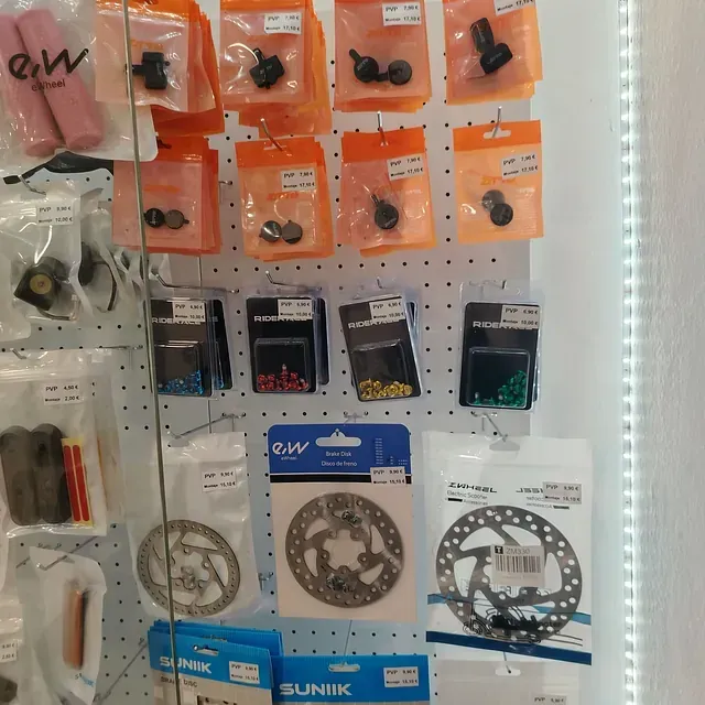 Un montón de piezas de bicicleta se exhiben en una pared.