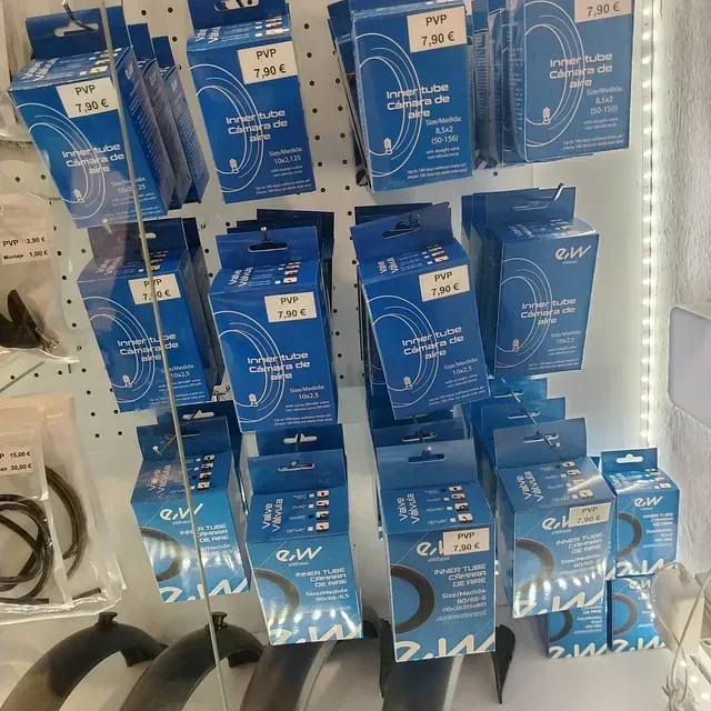 Un montón de cajas en una pared con una que dice 