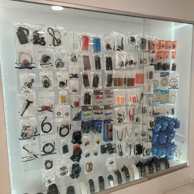 Una vitrina de cristal llena de una variedad de accesorios para teléfonos móviles.