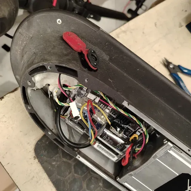 Un primer plano del interior de un patinete eléctrico.