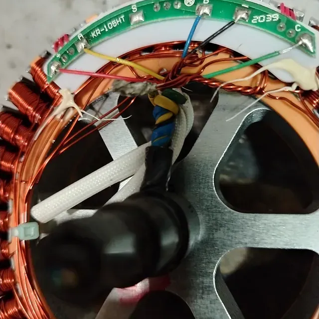 Un primer plano del interior de un motor con los números 2039 en él.